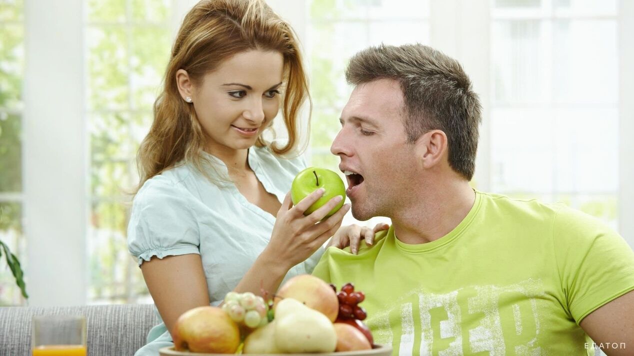 la fille nourrit l'homme avec des aliments sains